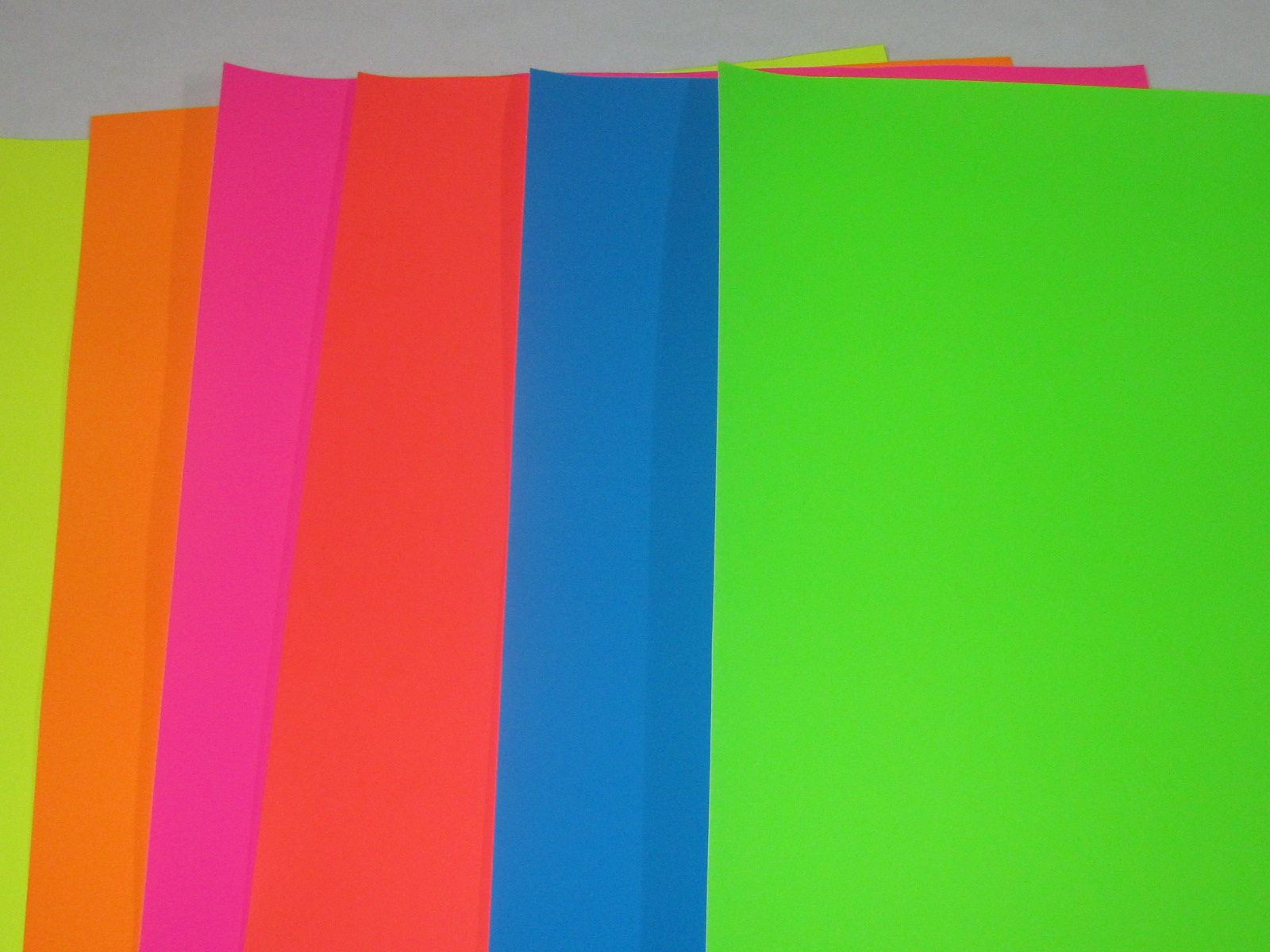 PAPEL ADHE.FLUOR. NARANJA 51 X 70 PR78CA-PH-L90-H1          